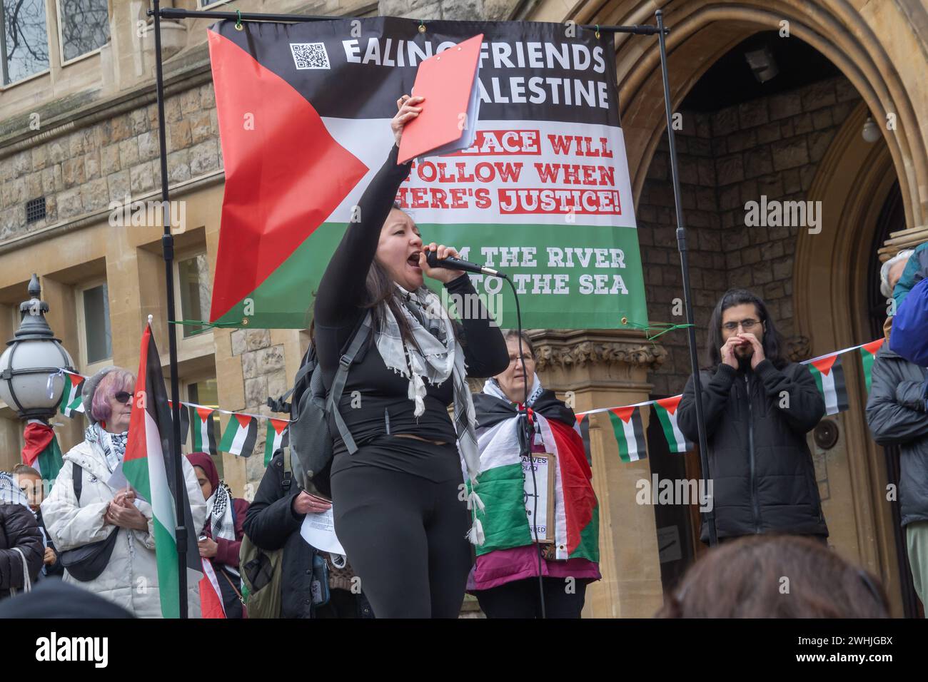 Londra, Regno Unito. 10 febbraio 2024. Una manifestazione fuori dal municipio di Ealing è stata una delle tante proteste locali in tutto il paese che chiedevano un cessate il fuoco immediato e la fine del genocidio a Gaza che ora ha ucciso 28.000 donne e bambini e ferito gravemente circa 68.000. L'intera popolazione di Gaza vive ora in condizioni disperate con la costante minaccia di bombardamenti, bombardamenti, carestie e malattie. Hanno condannato la mancata risposta alla sentenza della Corte di giustizia per prevenire atti di genocidio. Peter Marshall/Alamy Live News Foto Stock