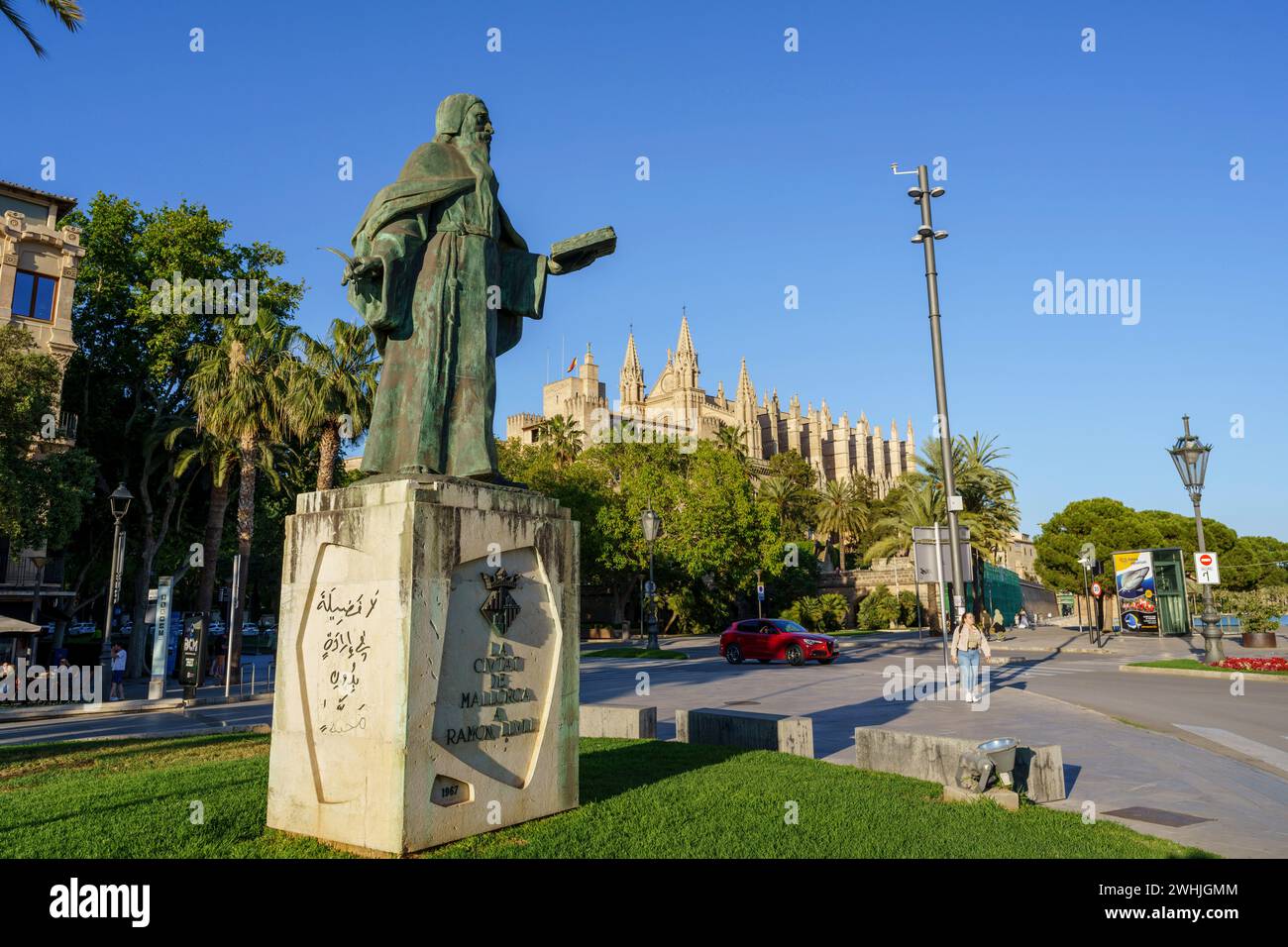 Monumento a Ramon Llull con la cattedrale sullo sfondo Foto Stock