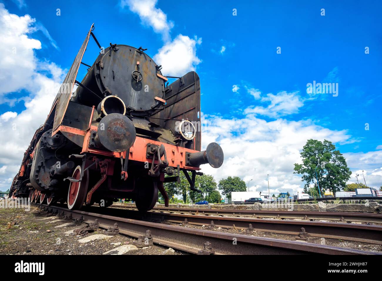Vecchia locomotiva in una stazione ferroviaria Foto Stock