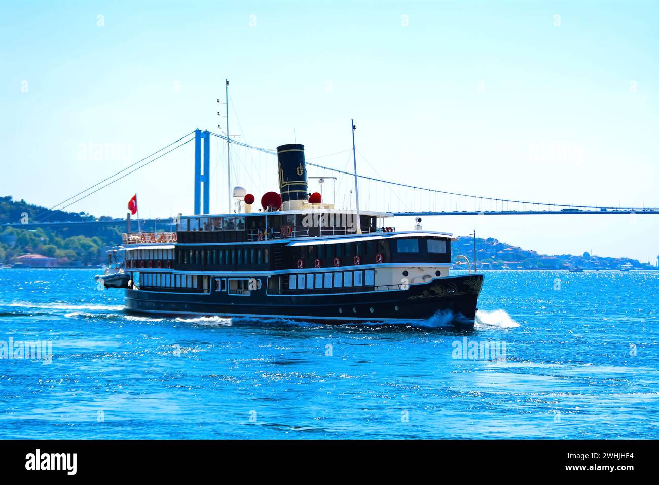 Nave storica sul Bosforo a Istanbul, Palazzo Topkapi e Santa Sofia sullo sfondo Foto Stock