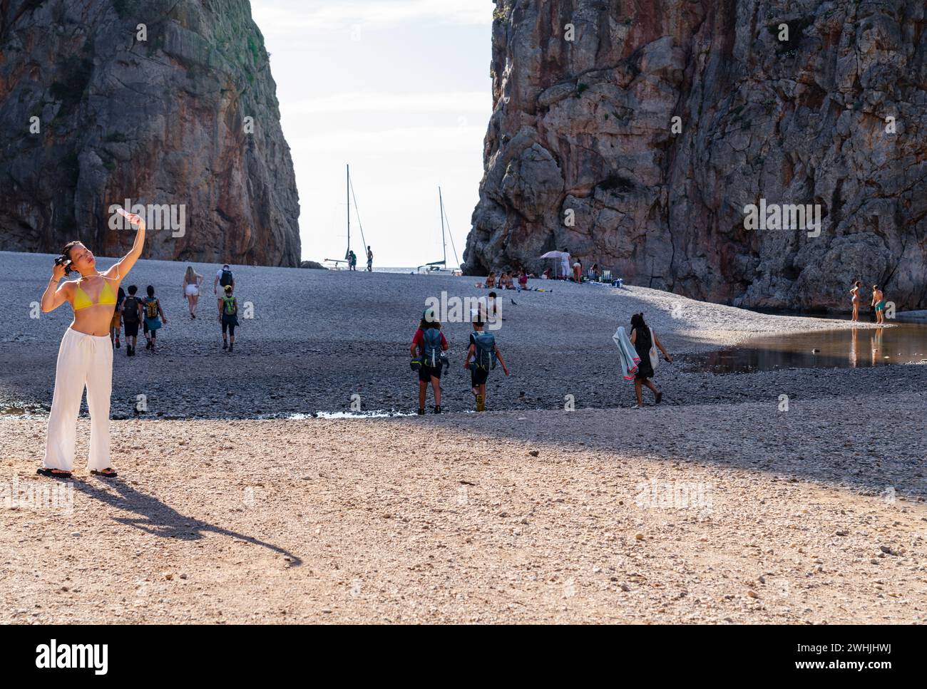 Turisti sulla spiaggia di ciottoli Foto Stock