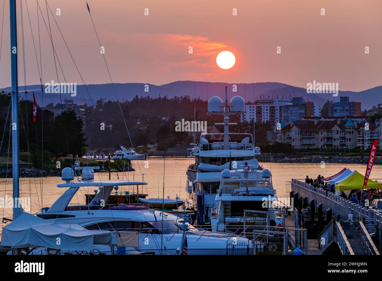 Victoria, BC, Canada - 27 luglio 2018 - Vista del tramonto del porto interno di Victoria, British Columbia, Canada Foto Stock