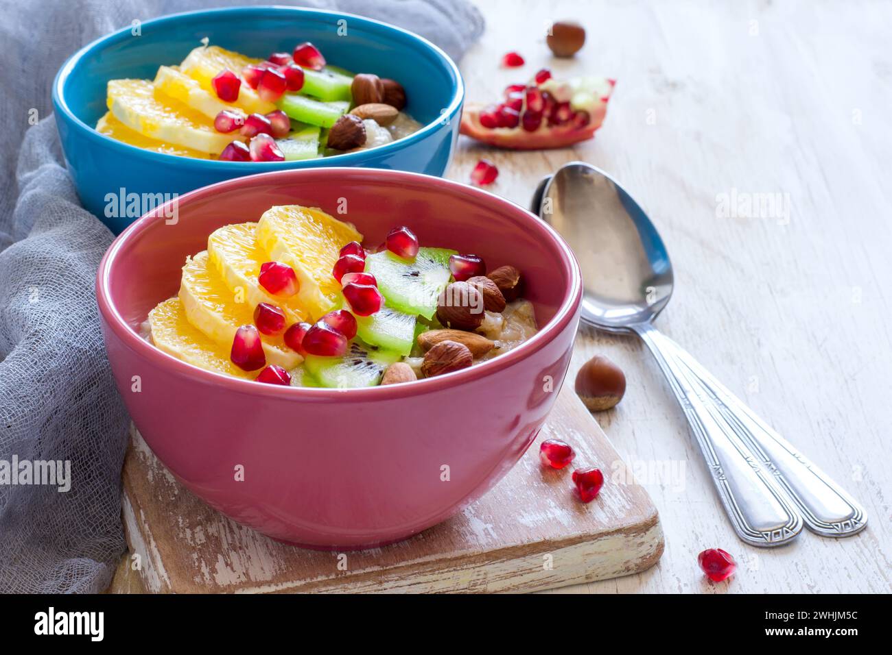 Farinata d'avena con frutta e noci per una colazione sana Foto Stock