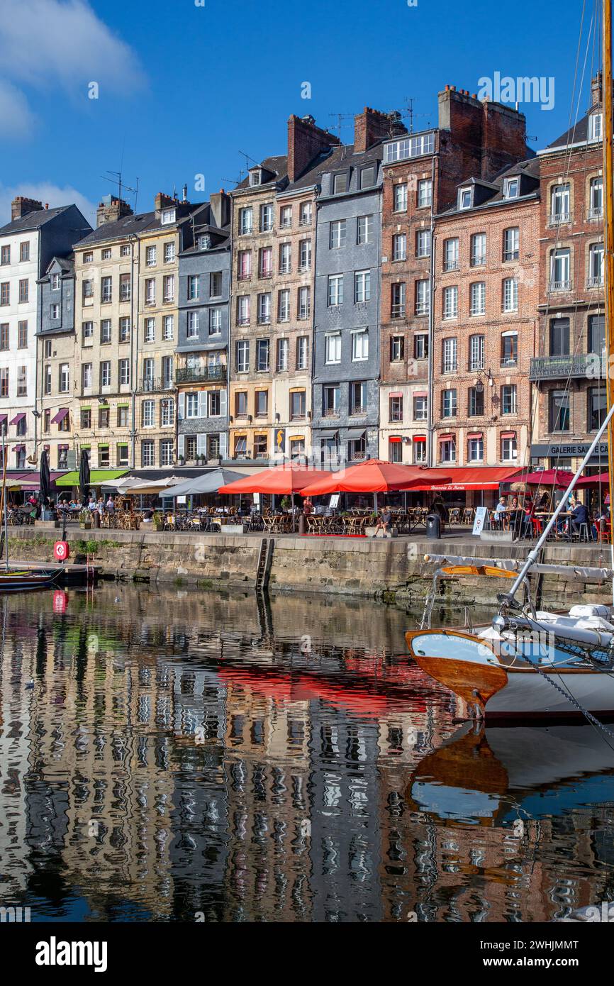 Il vecchio porto fiancheggiato da ristoranti a Honfleur, Normandia, Francia Foto Stock