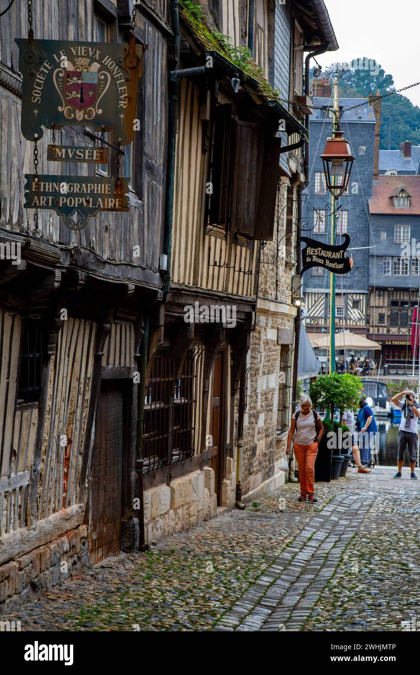 Edifici storici medievali a Honfleur, Normandia, Francia Foto Stock