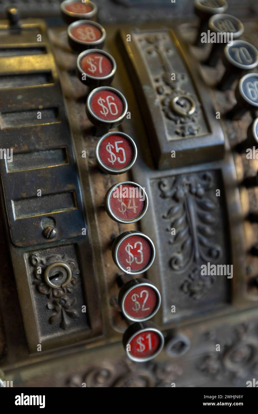 Vecchio registratore di cassa in primo piano. Cassa in stile antico con numeri e dettagli Foto Stock