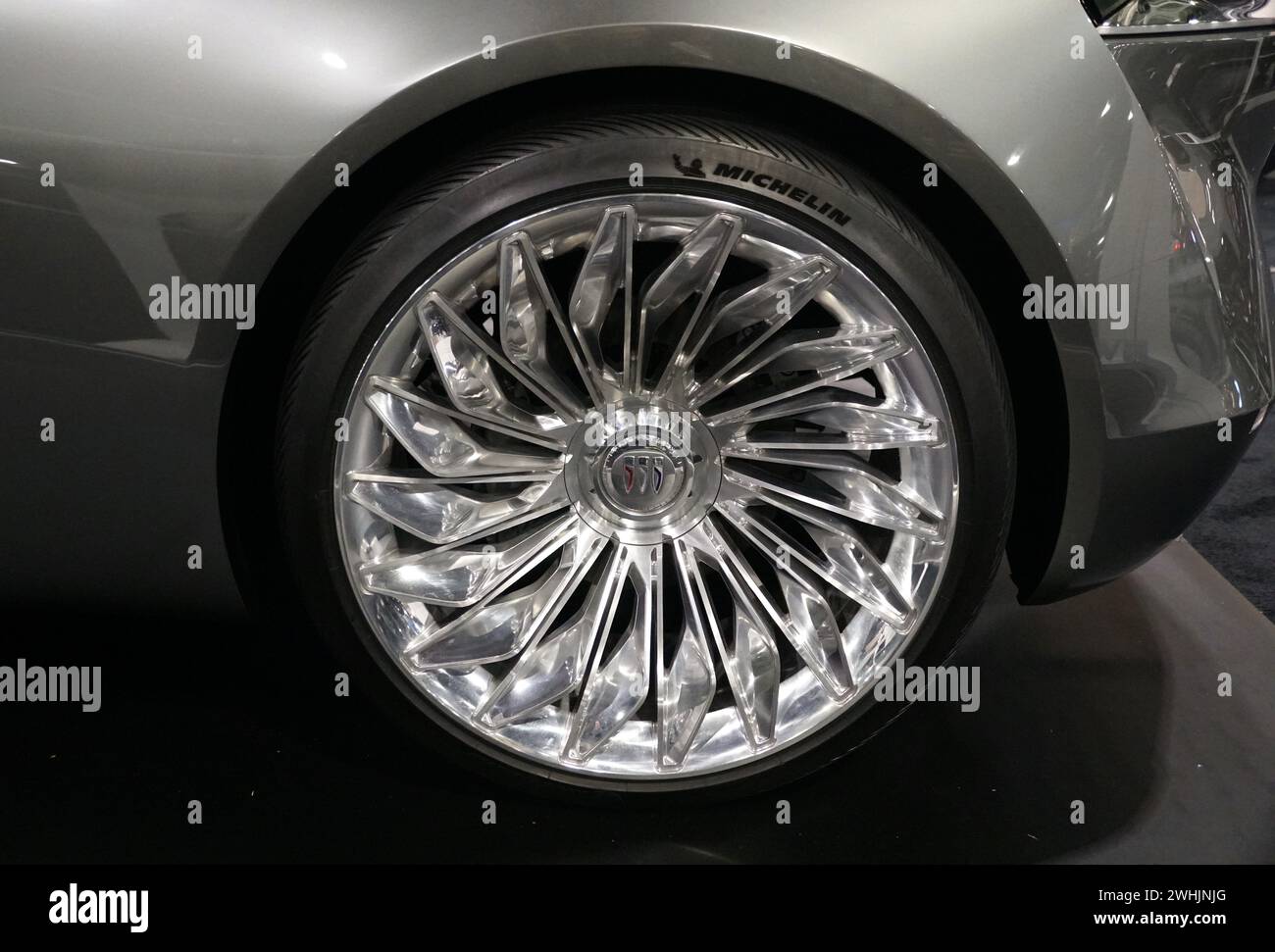 Philadelphia, Pennsylvania, U.S.A - 14 gennaio 2024 - il cerchio in lega d'argento della concept car Buick Wildcat EV Foto Stock