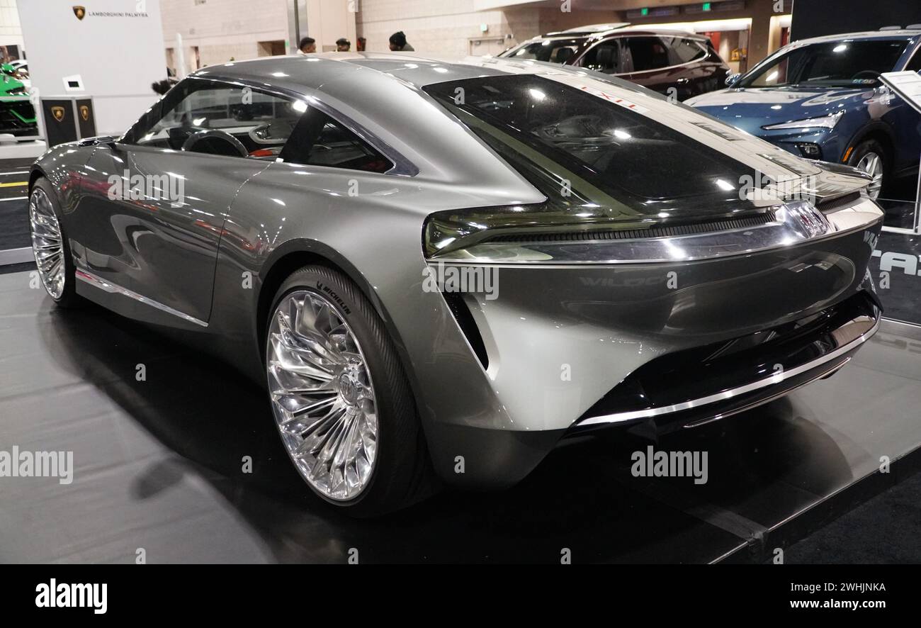 Philadelphia, Pennsylvania, U.S.A - 14 gennaio 2024 - Vista posteriore della concept car Buick Wildcat EV color argento Foto Stock