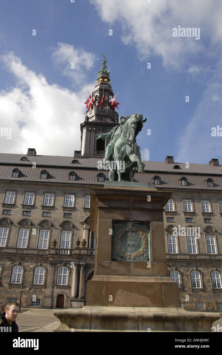 COPENAGHEN / DANIMARCA  09 aprile 2016   oggi dannebrog in un'altra bandiera danese è a mezz'asta su tutti gli edifici pubblici del governo e del parlamento danese cristiani nella memoria della giornata nera nella storia danese occupazione della germania nazista il 9 aprile 1940 durign 2nd World War Photo.Francis Joseph Dean/Deanpictures Foto Stock