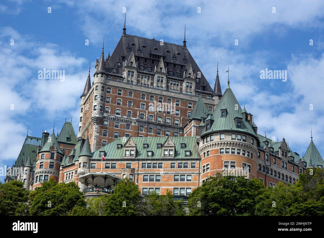 Il castello Frontenac (Fairmount Hotel) nella vecchia città di Quebec (Canada). Cielo blu con nuvole Foto Stock