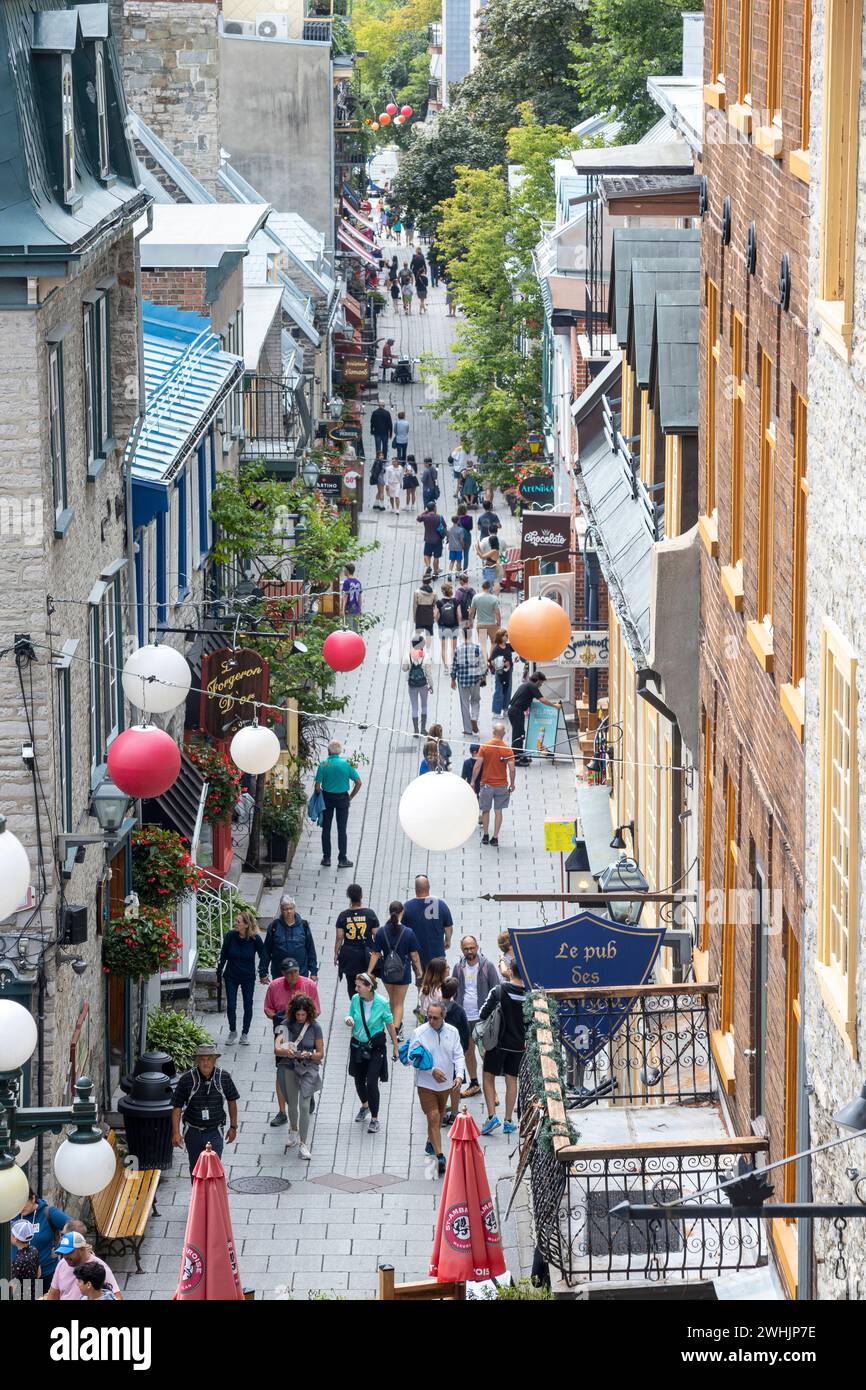 Quebec, Canada - 11 ottobre 2023 - persone sulla vecchia strada di Quebec City. Come capitale della provincia canadese del Quebec, è una delle città più antiche Foto Stock