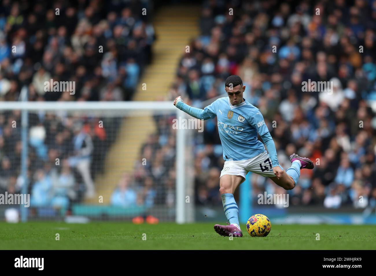 Etihad Stadium, Manchester, Regno Unito. 10 febbraio 2024. Premier League Football, Manchester City contro Everton; Phil Foden del Manchester City gioca un lungo passaggio credito: Action Plus Sports/Alamy Live News Foto Stock