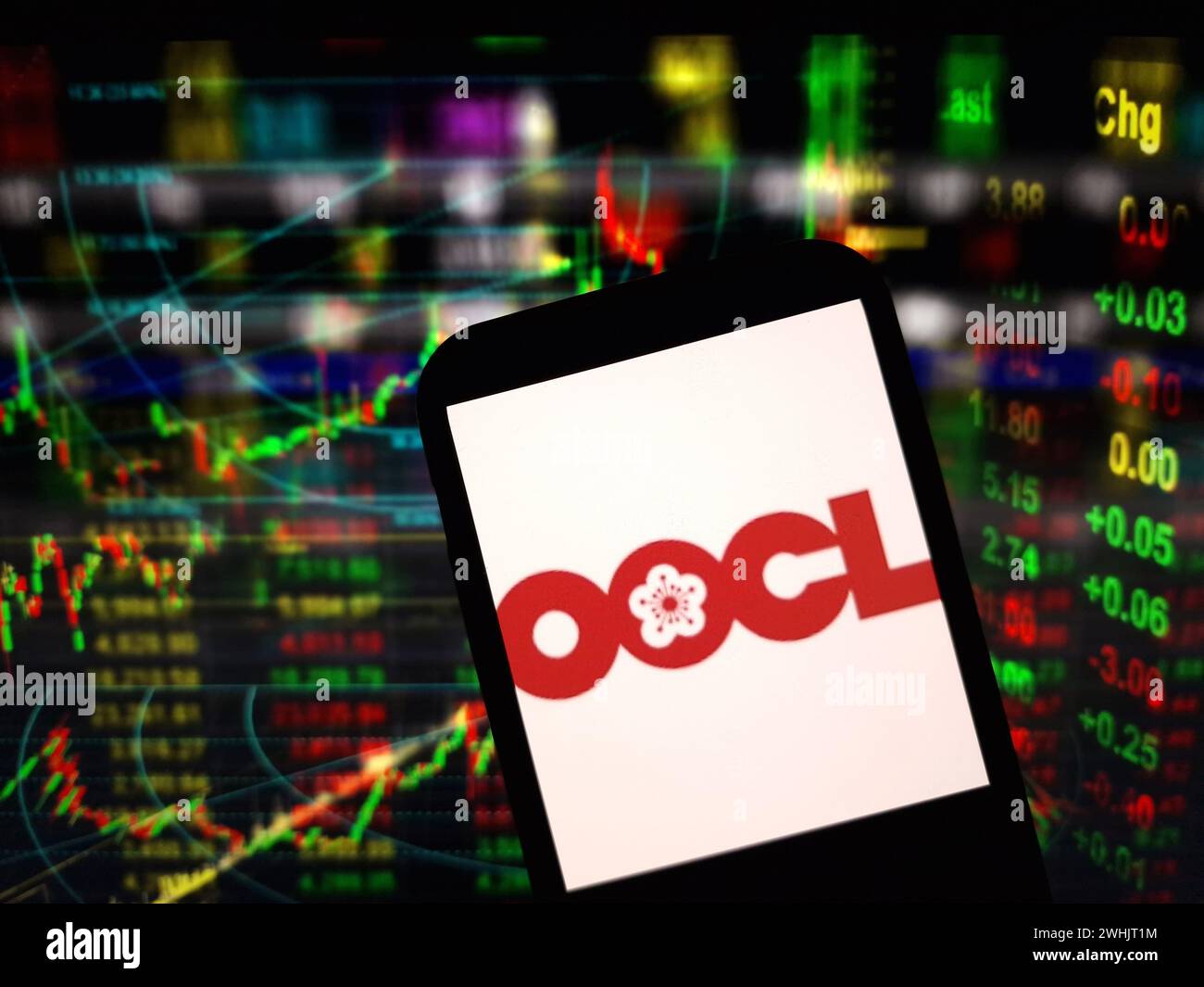 Konskie, Polonia - 09 febbraio 2024: Logo della compagnia Orient Overseas Container Line visualizzato sul telefono cellulare Foto Stock