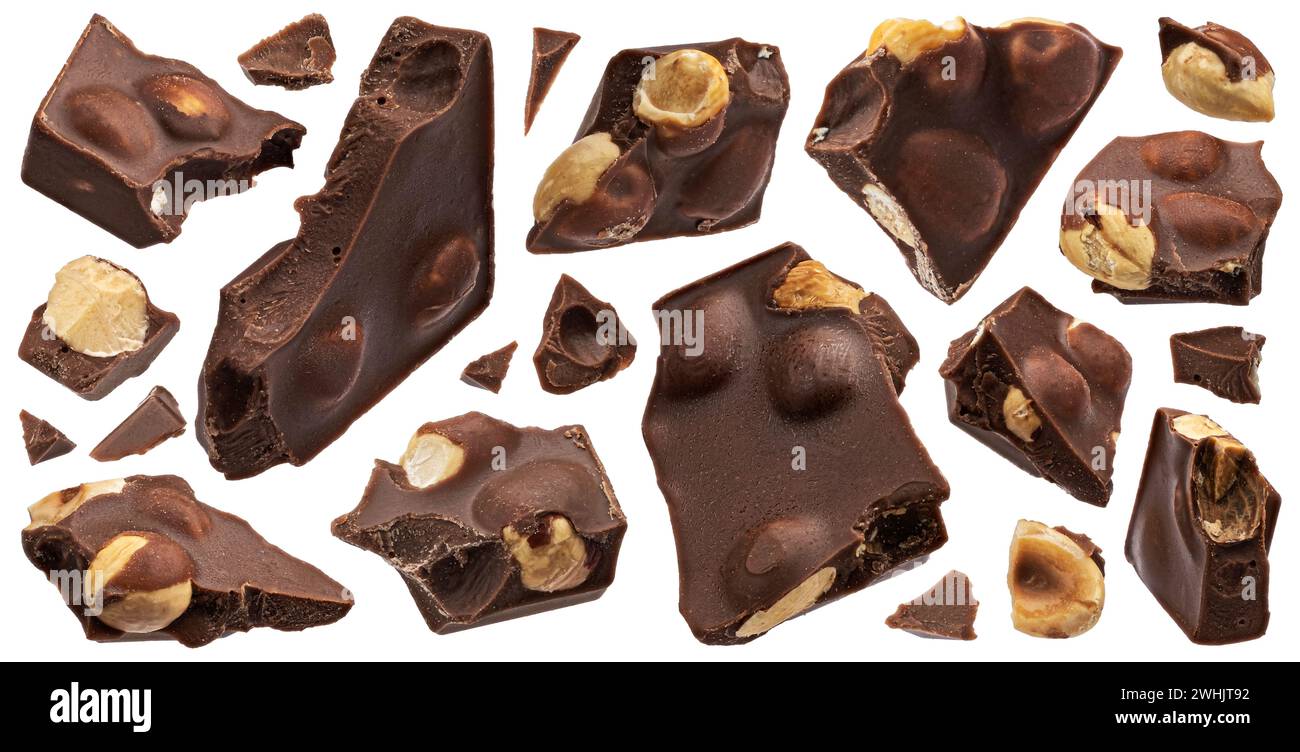 Pezzi di cioccolato fondente con nocciola isolata su sfondo bianco Foto Stock