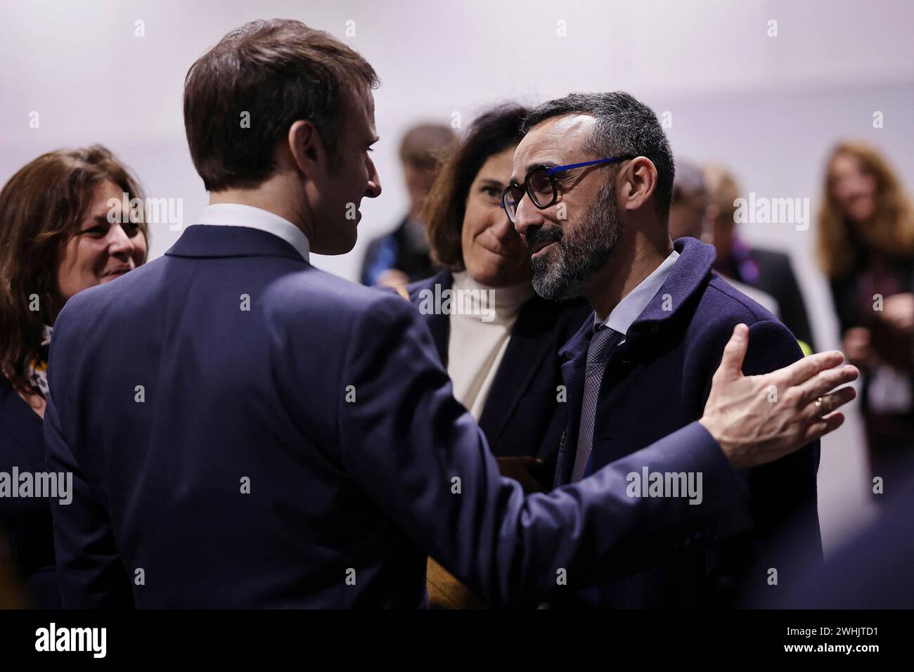 Bordeux, Francia. 10 febbraio 2024. Emmanuel Macron parla con Aziz Skalli, consigliere comunale di Bordeaux. Il presidente francese Emmanuel Macron partecipa al giuramento di oltre 450 revisori della giustizia riuniti al Palais des Congres alla presenza del ministro degli interni Gerald Darmanin e del ministro della giustizia e custode dei sigilli Eric Dupond-Moretti, a Bordeaux, in Francia, il 9 febbraio, 2024. foto di Sebastien Ortola/Pool/ABACAPRESS.COM credito: abaca Press/Alamy Live News Foto Stock