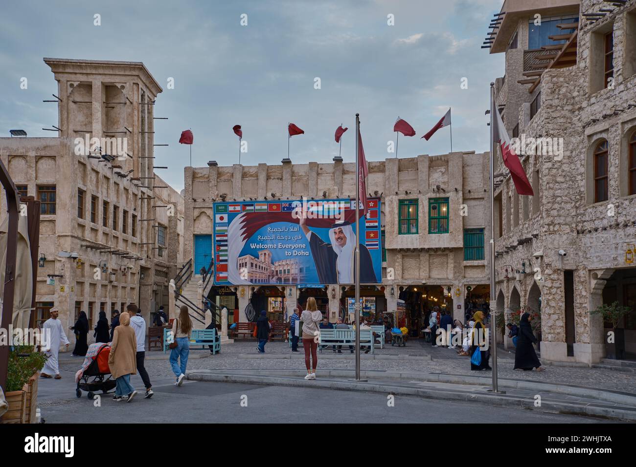 Souq Waqif a Doha, Qatar pomeriggio girato con un grande cartellone che mostra la foto dello sceicco Tamim bin Hamad al Thani, l'emiro del Qatar Foto Stock