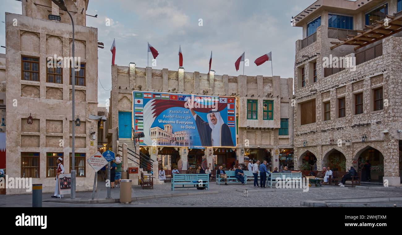 Souq Waqif a Doha, Qatar pomeriggio girato con un grande cartellone che mostra la foto dello sceicco Tamim bin Hamad al Thani, l'emiro del Qatar Foto Stock