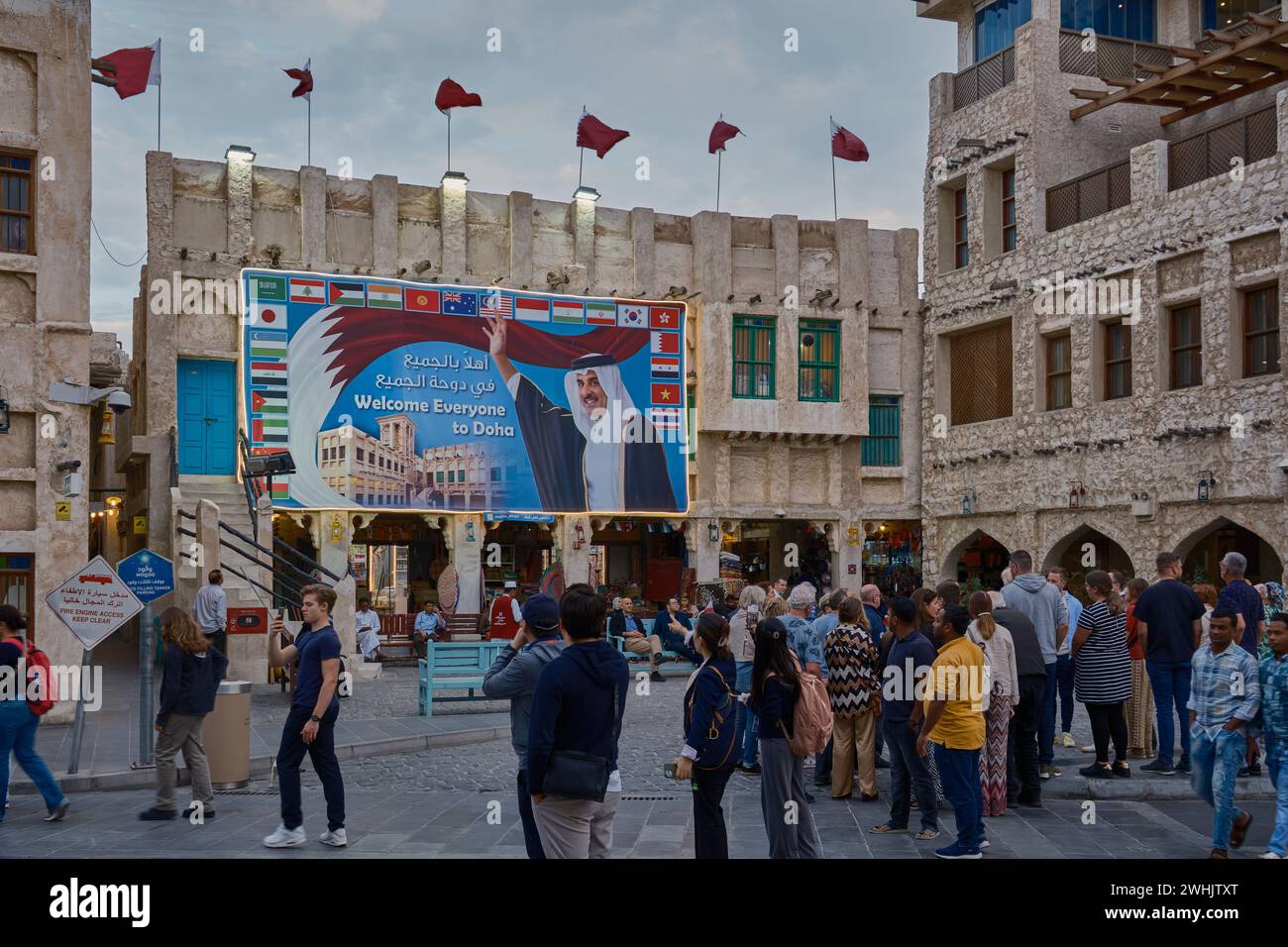 Souq Waqif a Doha, Qatar pomeriggio girato con un grande cartellone che mostra la foto dello sceicco Tamim bin Hamad al Thani, l'emiro del Qatar Foto Stock