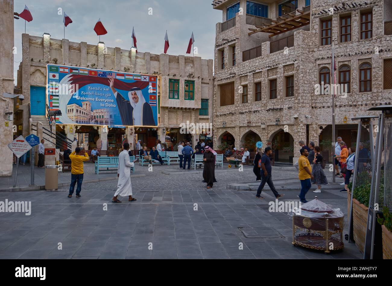 Souq Waqif a Doha, Qatar pomeriggio girato con un grande cartellone che mostra la foto dello sceicco Tamim bin Hamad al Thani, l'emiro del Qatar Foto Stock