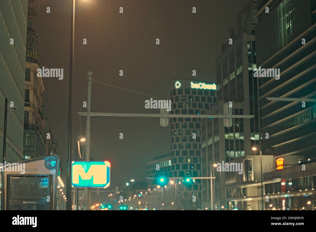 Bruxelles, Belgio. 5-02-2024. Paesaggio astratto della città di Bruxelles. Edificio Beobank, alti edifici, stazione dei trasporti pubblici e hotel Foto Stock