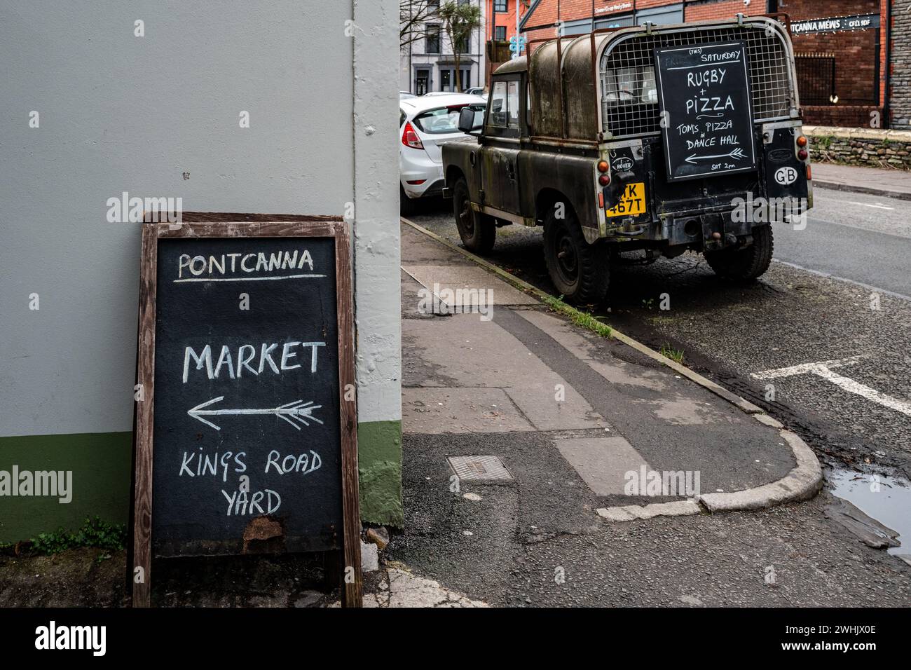 King's Road Yard Street Market, Pontcanna, Cardiff. Firma mercato contadino, pop-up, arte, artigianato, cibo. Vendita al dettaglio, cibo artigianale, artigianato. comunità. Foto Stock