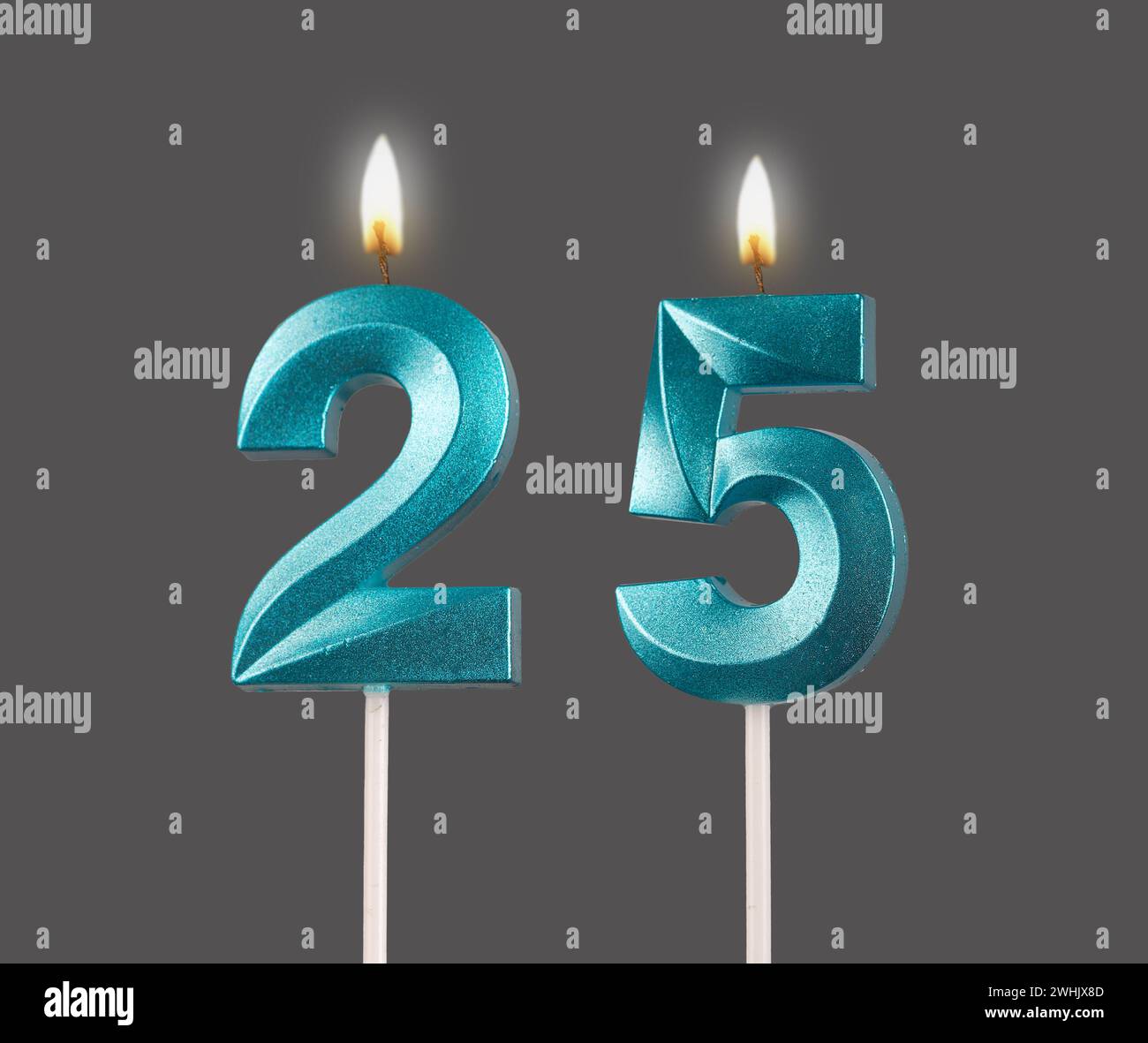 25, candela numerica, lume di candela, fuoco per compleanno, isolato Foto Stock