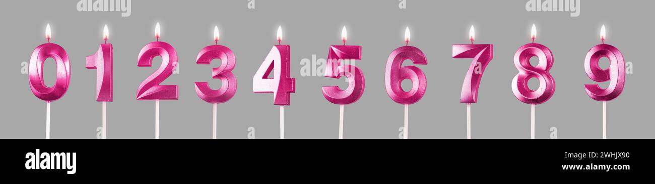 set di 123 candele a forma di numeri. Lume di candela per ogni anno, compleanno da 0 a 9 isolati su bianco Foto Stock