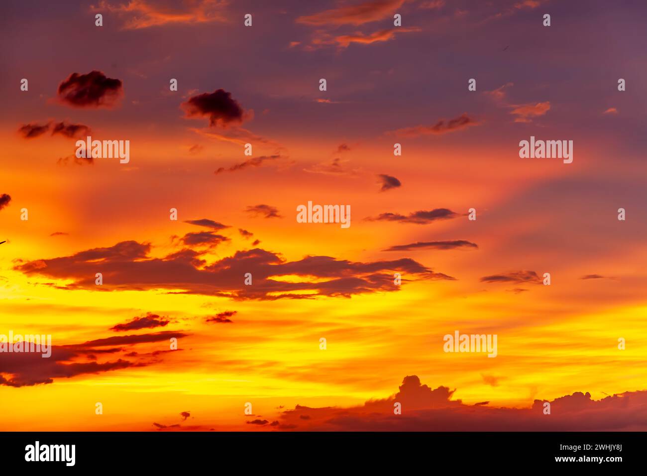 Tramonto nel cielo. Un bellissimo cielo al tramonto. Paesaggi naturali. Foto Stock
