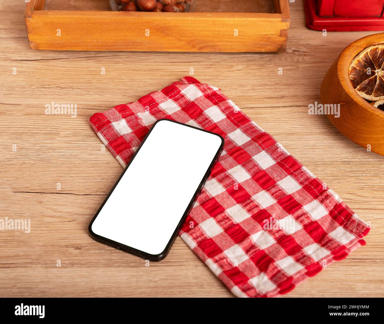Mockup per smartphone, mock-up per telefono cellulare su tavolo da cucina, banco in legno Foto Stock