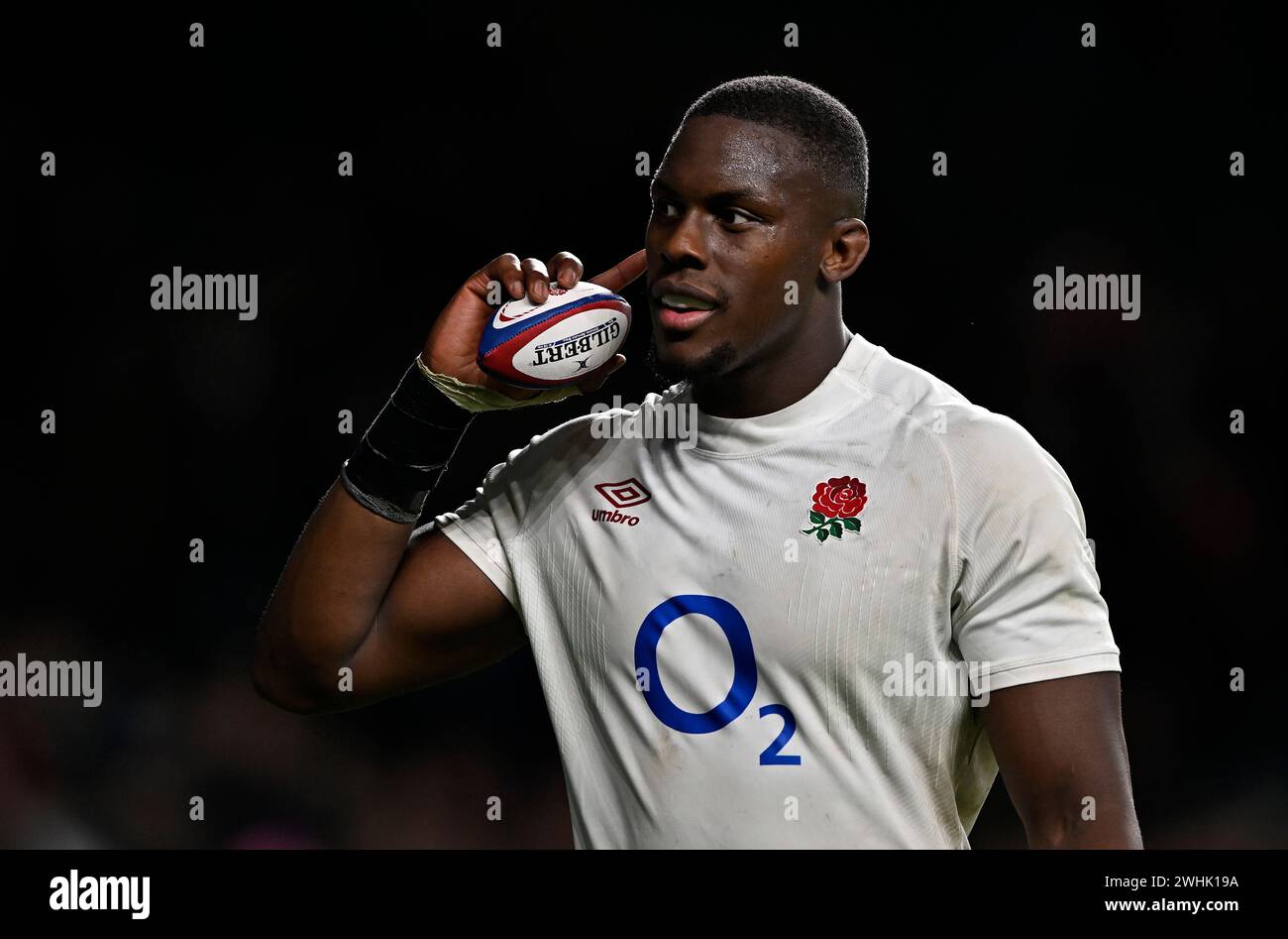 Twickenham, Regno Unito. 10 febbraio 2024. Inghilterra V Galles, Guinness 6 Nazioni. Stadio di Twickenham. Twickenham. Maro Itoje (Inghilterra) porta palle di rugby inglesi ricordo alla fine della partita durante la partita di rugby Inghilterra V Galles nella Guinness 6 Nations. Crediti: Sport in foto/Alamy Live News Foto Stock