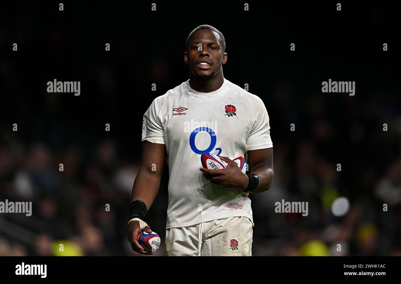 Twickenham, Regno Unito. 10 febbraio 2024. Inghilterra V Galles, Guinness 6 Nazioni. Stadio di Twickenham. Twickenham. Maro Itoje (Inghilterra) porta palle di rugby inglesi ricordo alla fine della partita durante la partita di rugby Inghilterra V Galles nella Guinness 6 Nations. Crediti: Sport in foto/Alamy Live News Foto Stock