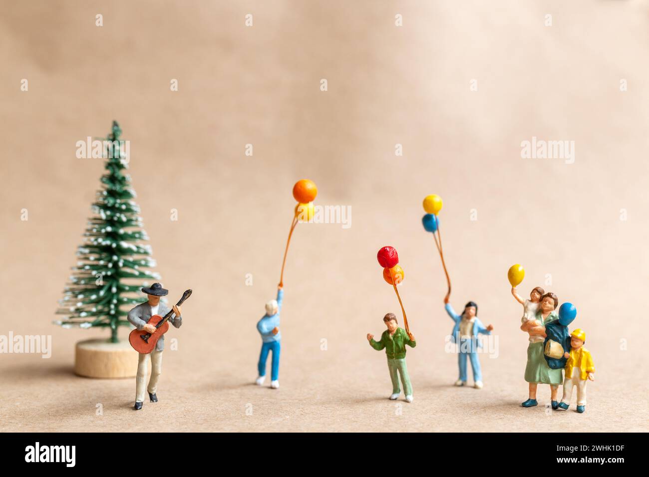 Musicisti in miniatura con una chitarra nel parco, concetti di Natale e felice anno nuovo Foto Stock