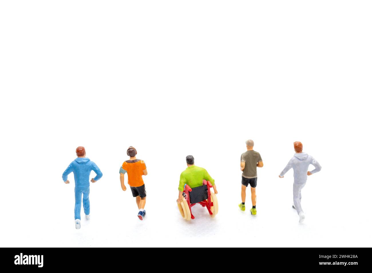 Persone in miniatura disabili amici felici che si divertono insieme Foto Stock