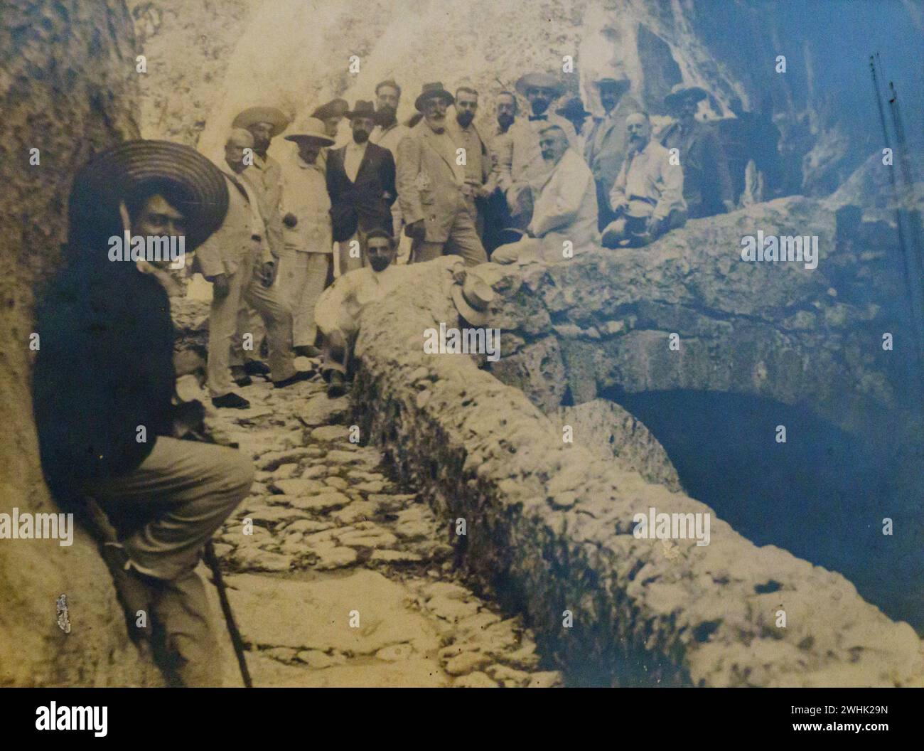 Un gruppo di intellettuali e artisti del periodo visitano il Gorg Blau Foto Stock