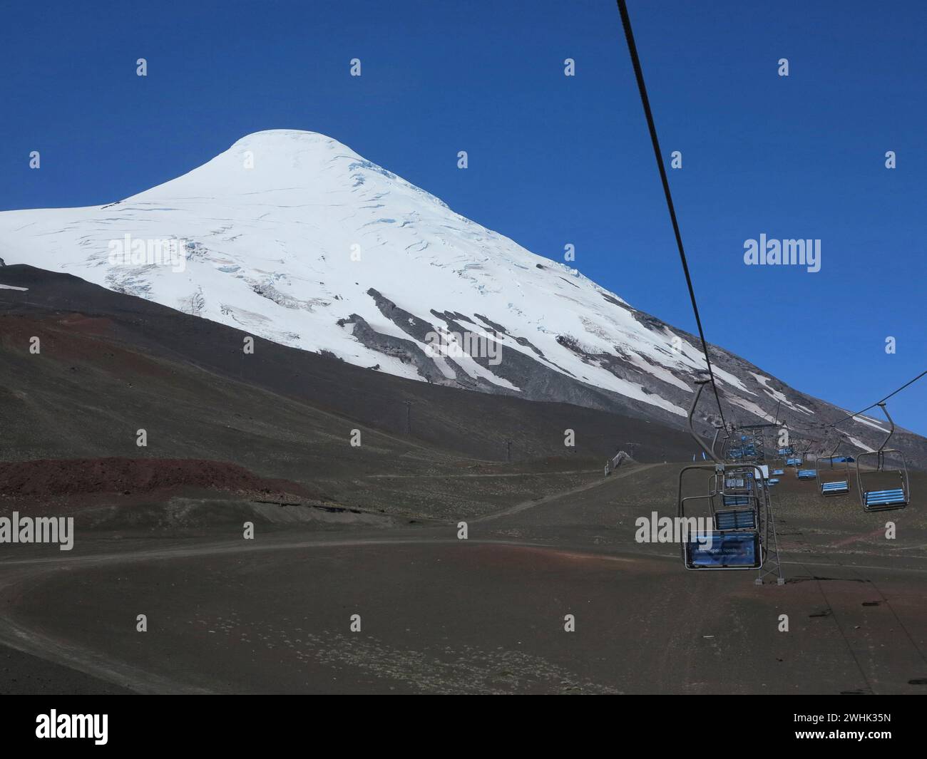 Il vulcano Osorno con la sua cima innevata a Puerto Varas, a sud del Cile. Foto Stock