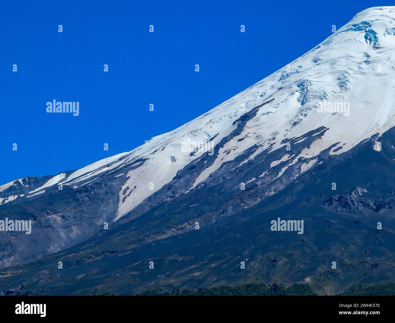 Il vulcano Osorno con la sua cima innevata a Puerto Varas, a sud del Cile. Foto Stock