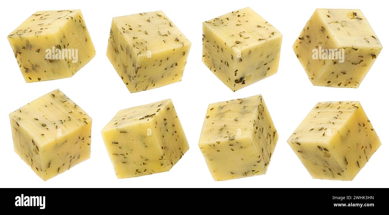 Cubetti di formaggio Gouda con erbe isolate su sfondo bianco Foto Stock