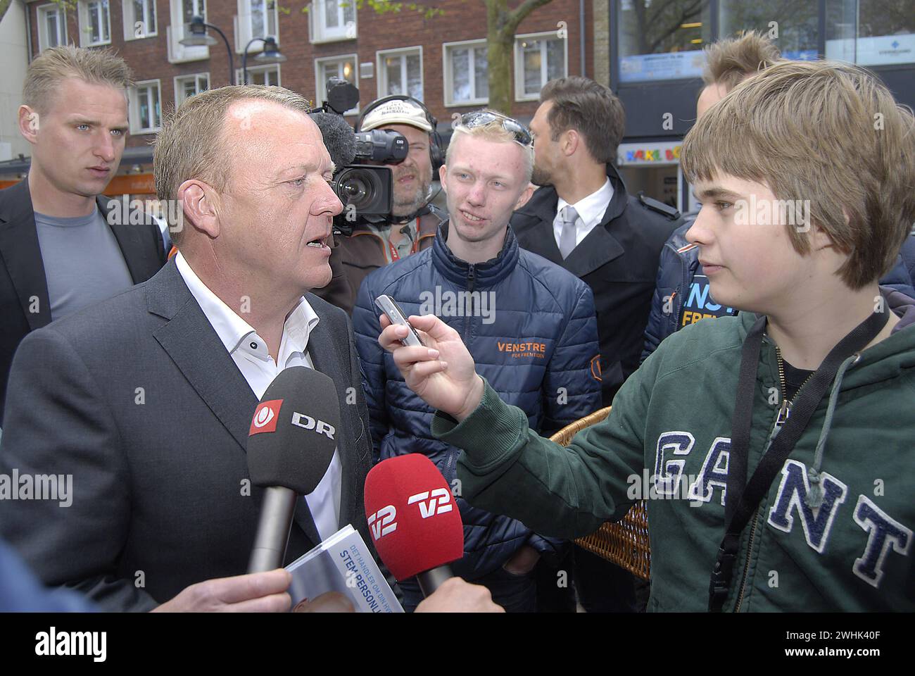 LYNGBY/COPENHAGEN/DANIMARCA. 15 GIUGNO 2015  il leader del partito liberale danese e il primo ministro cadidate l'ex primo ministro Lars Lokke Rasmussen per le elezioni stradali congiunte per il candidato al parlamento locale Jakob Engel-Schmidt nei distretti di lyngby Foto Stock