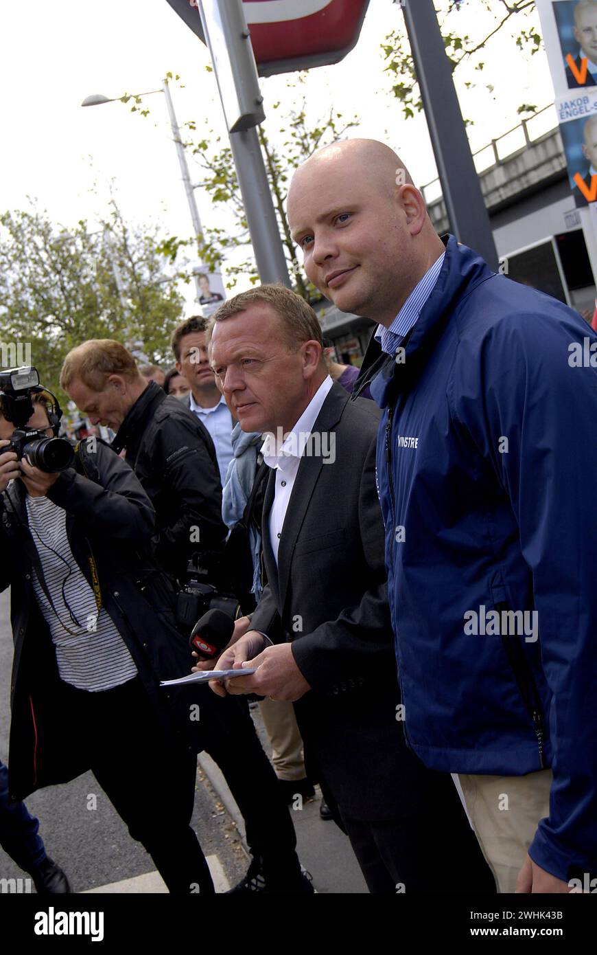 LYNGBY/COPENHAGEN/DANIMARCA. 15 GIUGNO 2015  il leader del partito liberale danese e il primo ministro cadidate l'ex primo ministro Lars Lokke Rasmussen per le elezioni stradali congiunte per il candidato al parlamento locale Jakob Engel-Schmidt nei distretti di lyngby Foto Stock