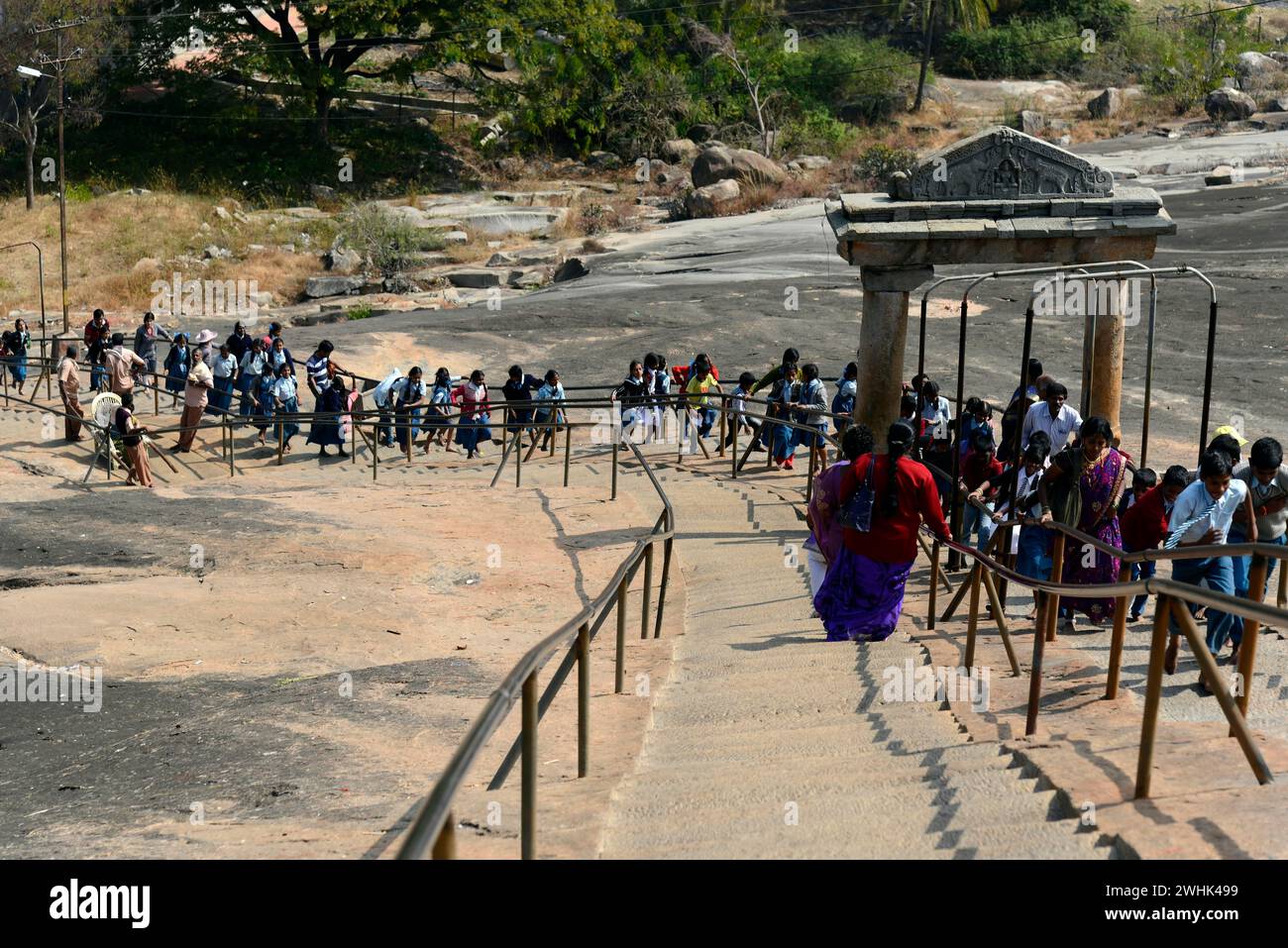 Lezioni scolastiche sulla strada per la statua di Gomateshwara, Jaina-Asket, il tempio giainista sulla collina di Vindyagiri, Shravanabelagola, Karnataka, India meridionale, India Foto Stock