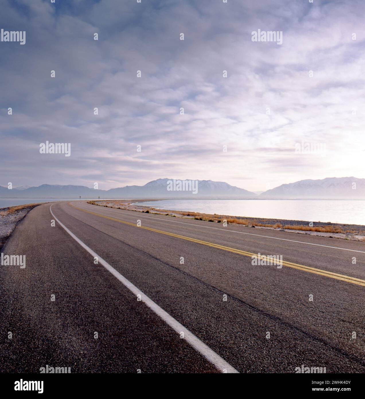 Strada di accesso attraverso il Great Salt Lake fino all'Antelope Island State Park; Salt Lake City; Utah; USA Foto Stock