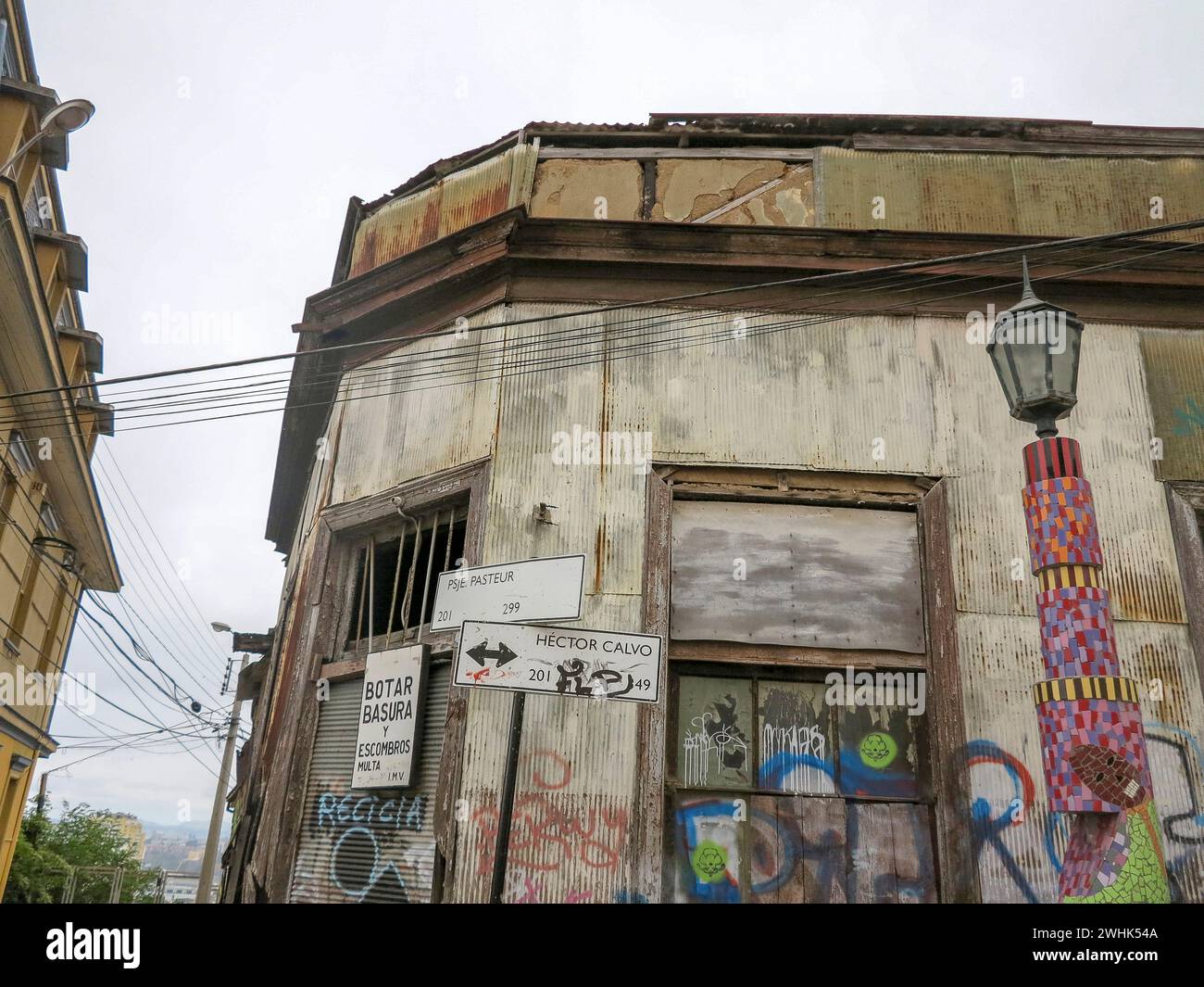 Valparaiso, Cile - 15 gennaio 2014 colorate case di Street art nella città portuale di Valparaiso, Patrimonio dell'Umanità dell'UNESCO, in Cile, gli artisti locali utilizzano Foto Stock