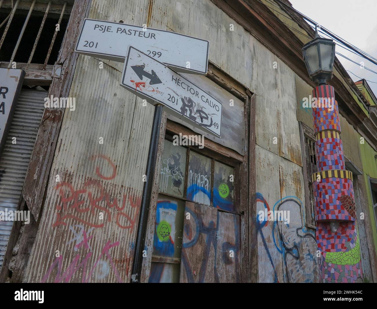 Valparaiso, Cile - 15 gennaio 2014 colorate case di Street art nella città portuale di Valparaiso, Patrimonio dell'Umanità dell'UNESCO, in Cile, gli artisti locali utilizzano Foto Stock