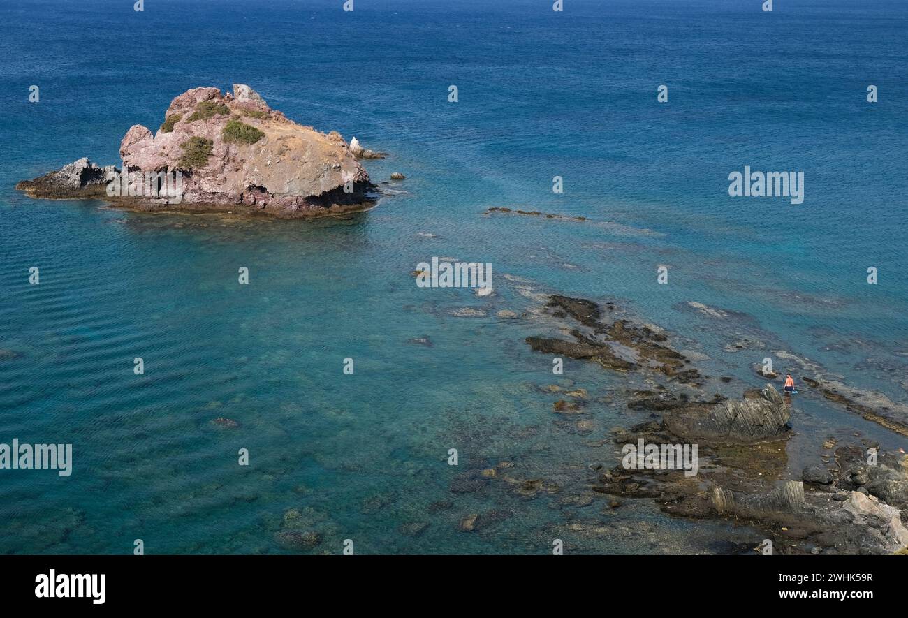 Mare con una piccola isola rocciosa nel mare. Akamas penisnula cipro Foto Stock