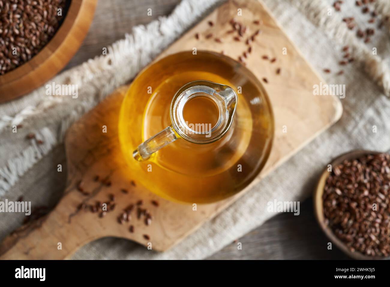 Olio di semi di lino in una bottiglia di vetro, vista dall'alto Foto Stock