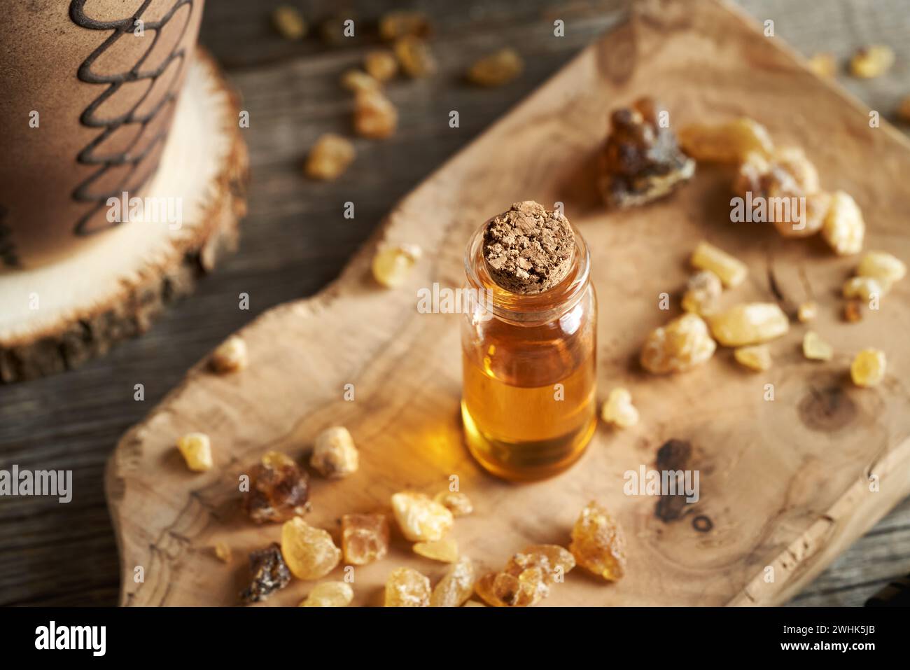 Bottiglia trasparente di olio essenziale di frankincense con resina boswellia Foto Stock