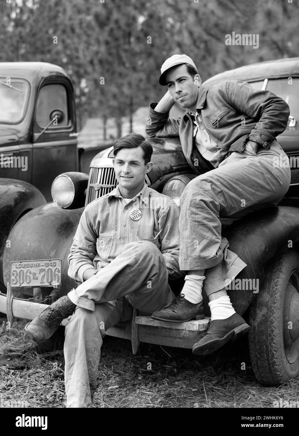 Due operai edili di Monroe, Louisiana, seduti in macchina davanti alle loro baracche prima di partire per il turno serale, Camp Livingston, Alexandria, Louisiana, Marion Post Wolcott, U.S. Farm Security Administration, dicembre 1940 Foto Stock