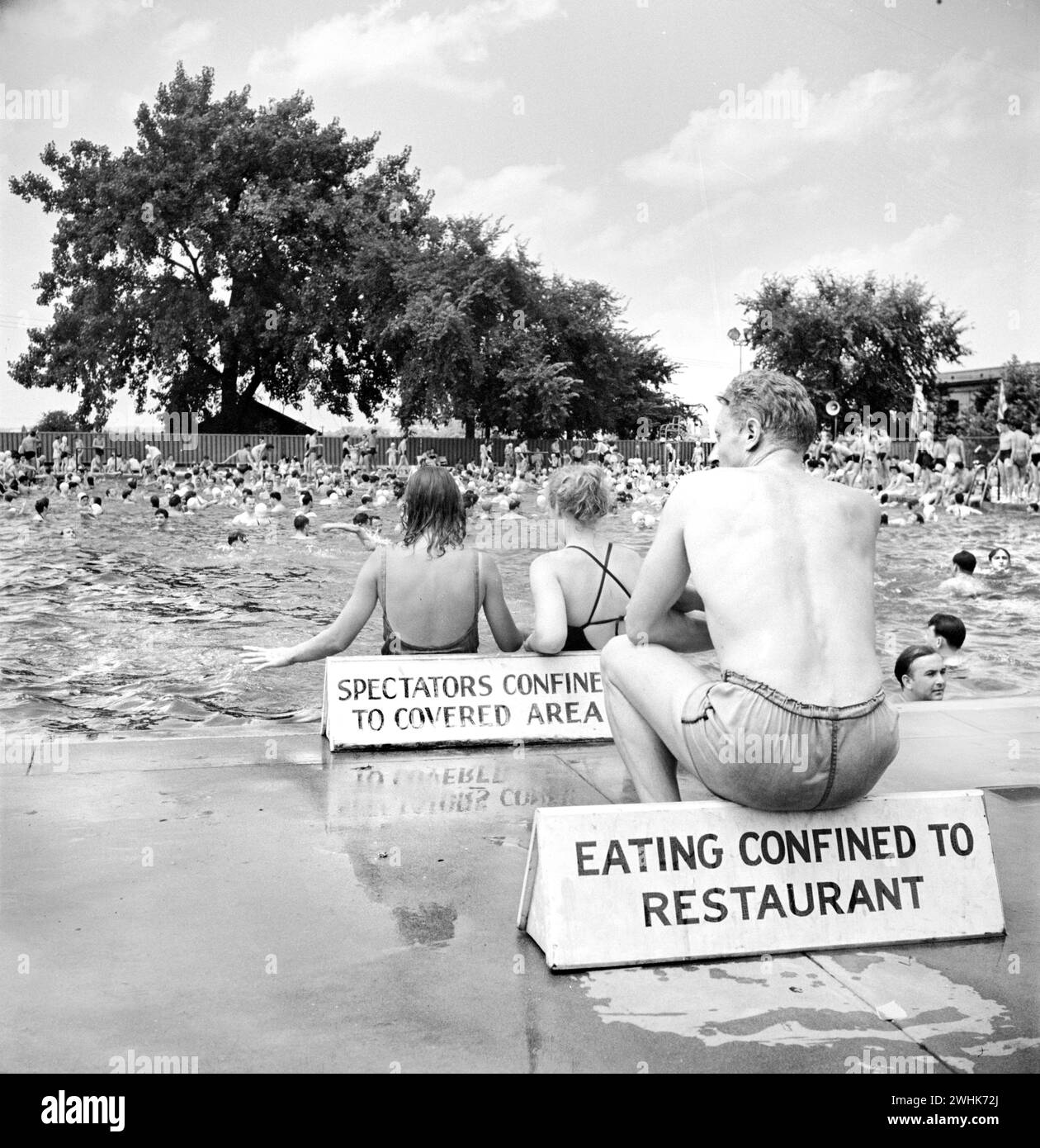 Un grande gruppo di persone che si divertono nella piscina della comunità domenica, Washington, D.C., USA, Marjory Collins, U.S. Office of War Information, luglio 1942 Foto Stock