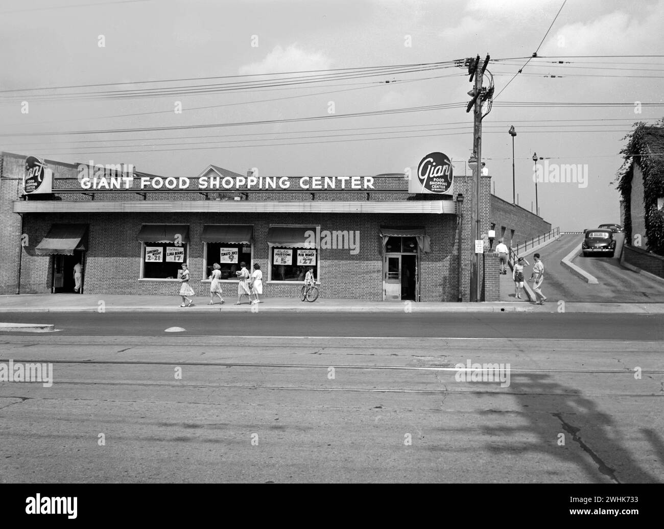 Scena di strada, clienti fuori dal centro commerciale Giant Food, Wisconsin Avenue, Washington, D.C., USA, Marjory Collins, U.S. Office of War Information, giugno 1942 Foto Stock