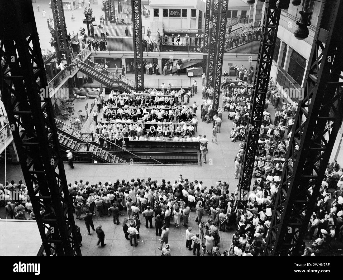 Vista ad alto angolo delle redini militari statunitensi in viaggio verso il centro di induzione, Pennsylvania Station, New York City, New York, USA, Marjory Collins, U.S. Office of War Information, agosto 1942 Foto Stock